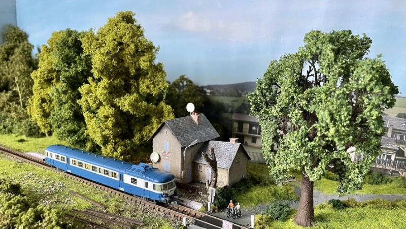 Passionné de trains depuis l’enfance, Cyril Portefaix fabrique des maquettes de gare ultra-détaillées