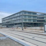 Tram line 5: the first station shelters are installed on the northern part of the construction site