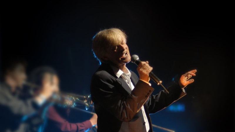 " La variété française d’aujourd’hui manque cruellement de texte ! ", estime le chanteur Dave, en concert à Beaucaire