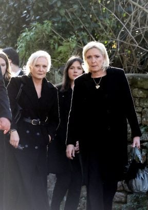 Obsèques de Jean-Marie le Pen : ses filles et son clan, abattus et unis dans la douleur, lui disent adieu