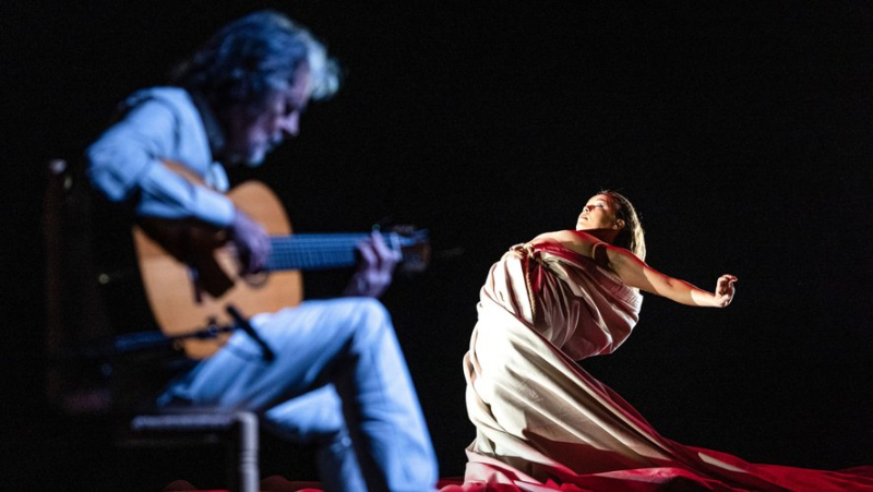 Rocío Molina at the Flamenco Festival of Nîmes, self-portrait with three guitars