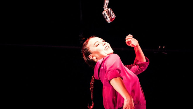 Rocío Molina at the Flamenco Festival of Nîmes, self-portrait with three guitars