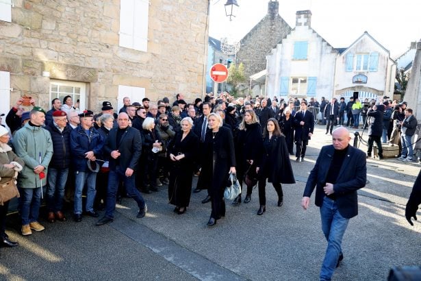 Obsèques de Jean-Marie le Pen : ses filles et son clan, abattus et unis dans la douleur, lui disent adieu