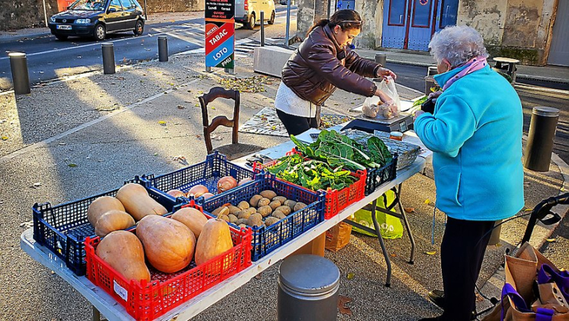 "I like contact with people". Tessa Banon maintains proximity with her fruits and vegetables