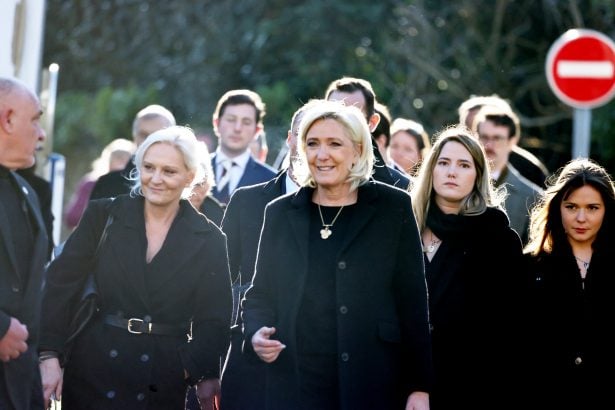 Obsèques de Jean-Marie le Pen : ses filles et son clan, abattus et unis dans la douleur, lui disent adieu