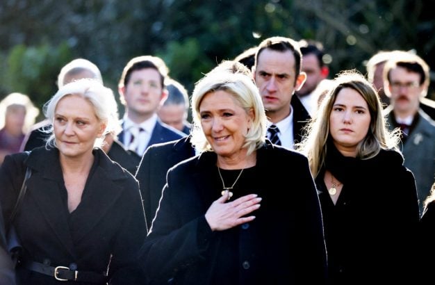 Obsèques de Jean-Marie le Pen : ses filles et son clan, abattus et unis dans la douleur, lui disent adieu