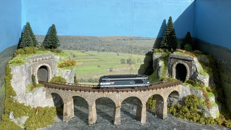 Passionné de trains depuis l’enfance, Cyril Portefaix fabrique des maquettes de gare ultra-détaillées