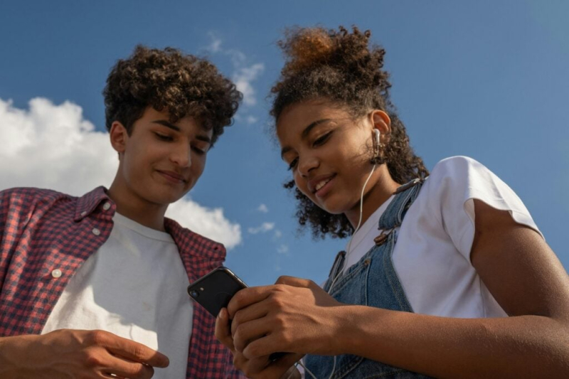 "TikTok est extrêmement dangereux pour les jeunes" : le cri d'alerte d'un célèbre professeur