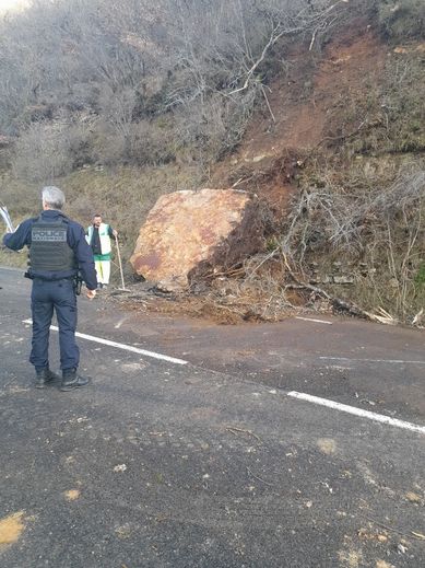 Un éboulement dans la côte de la Cavalerie, tout près de Millau, touche un camping-car et nécessite la fermeture de la RD 809