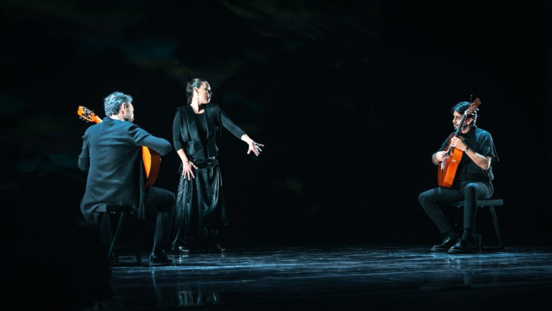 Rocío Molina at the Flamenco Festival of Nîmes, self-portrait with three guitars