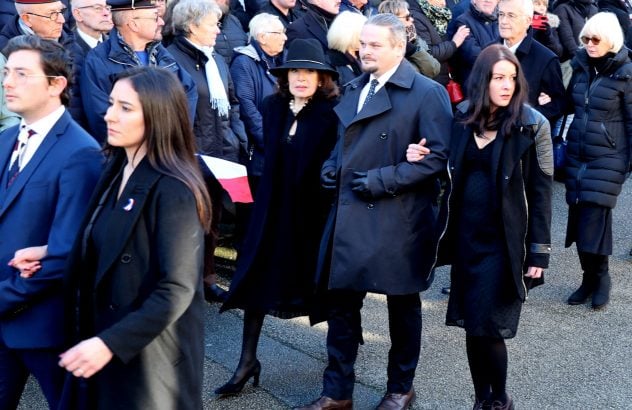 Obsèques de Jean-Marie le Pen : ses filles et son clan, abattus et unis dans la douleur, lui disent adieu