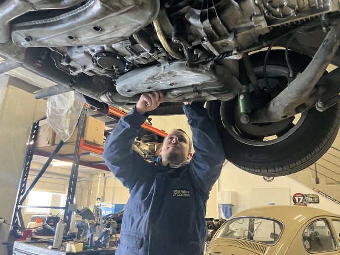 In Béziers, Alternative Propulsion technicians look after the heritage of luxury automobiles