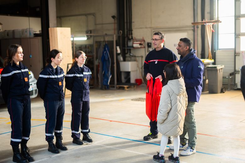 Des t-shirts des Templiers remis aux jeunes sapeurs pompiers de la caserne de Millau