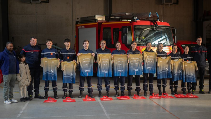 Templar T-shirts given to young firefighters at the Millau barracks