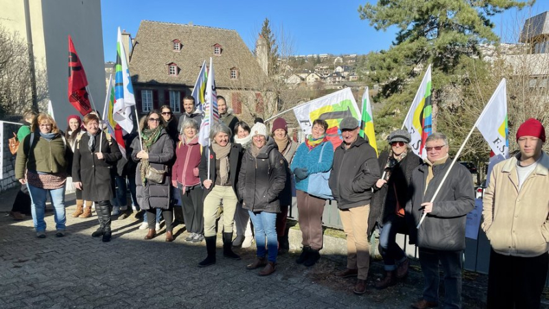 "En moyenne, nous survivons avec 900 € par mois" : à Mende, une vingtaine d’AESH devant les services de l’Éducation nationale