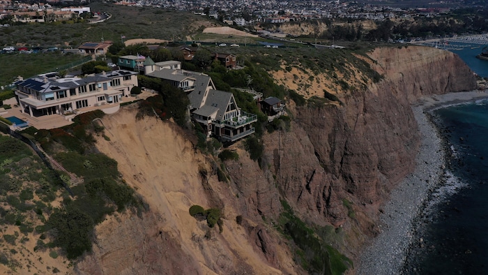 In California, villas find themselves on the verge of collapse after a storm
