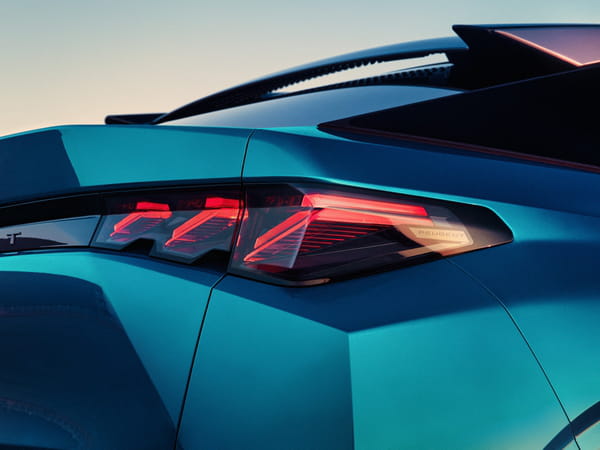 The new Peugeot 3008 promises record autonomy!” /></p>
<p> © PEUGEOT </p>
<p>To offer this fastback style, the designers revised the dimensions of the SUV to a larger size. the increase, particularly in length with an extension of 9 centimeters (4m54), but also in width (1m89, +5cm) and in height (1m64, +2cm). But if the rear window has been widely inclined, its roofline is not plunging like on traditional coupes, the brand having preferred to preserve the interior space which also made the refinishing of the interior space. success of the model. For the rest, as we already had; Written in recent weeks, the 3008 now adopts the brand's new light signature. Three claws appear next to each other. the front in the extension of the headlights at the front Thinner, vertical LEDs. The brand's new coat of arms, the Lion's head, is inserted into the logo. in the center of an imposing grille. The rear of the vehicle is more massive than its predecessor. It notably accommodates a horizontal black strip connecting the two lights placed at the ends of the bodywork.</p><!-- adman_adcode (middle, 1) --><a href=