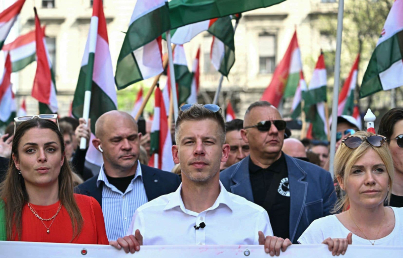 Hungarians demonstrate in large numbers against the Orbán government